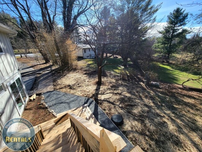 Building Photo - Adorable and Spacious Ranch Close to Town!