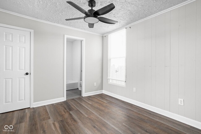 Building Photo - 413 E Caven St