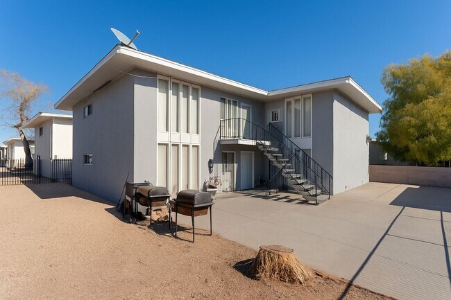 Building Photo - Bright & Spacious 2-Bedroom Upstairs Unit in Central Las Vegas!