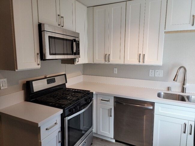 Building Photo - 3 BEDROOM**UPGRADES*CLOSE TO AREA SCHOOLS ...