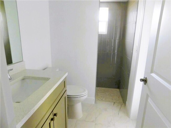 Building Photo - 1358 Schumann Dr