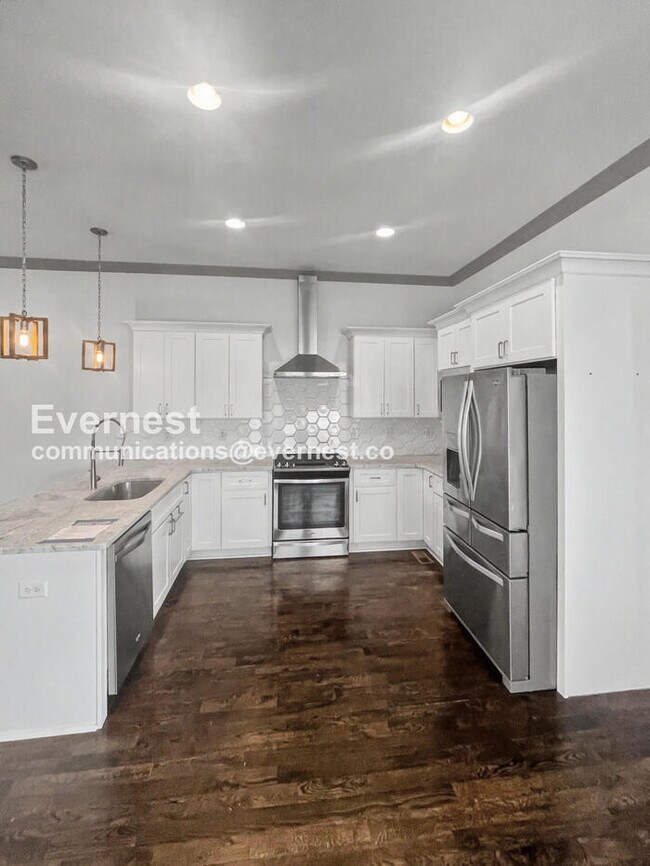 Building Photo - 3 Bed/2.5 Bath with Fenced Yard / Pet-Friendly / Available Now!