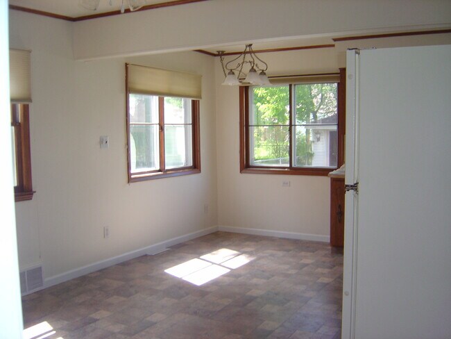 Building Photo - ADORABLE & READY TO RENT- 3 BED, 2 BATH BR...