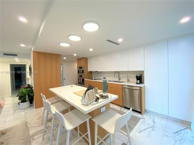 Building Photo - 1121 Crandon Blvd