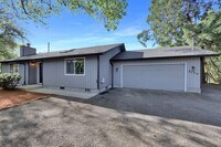 Building Photo - Updated 3 bedroom 2 bath house in a great ...