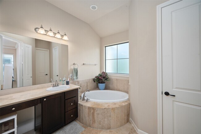 Building Photo - 1114 W 25th St