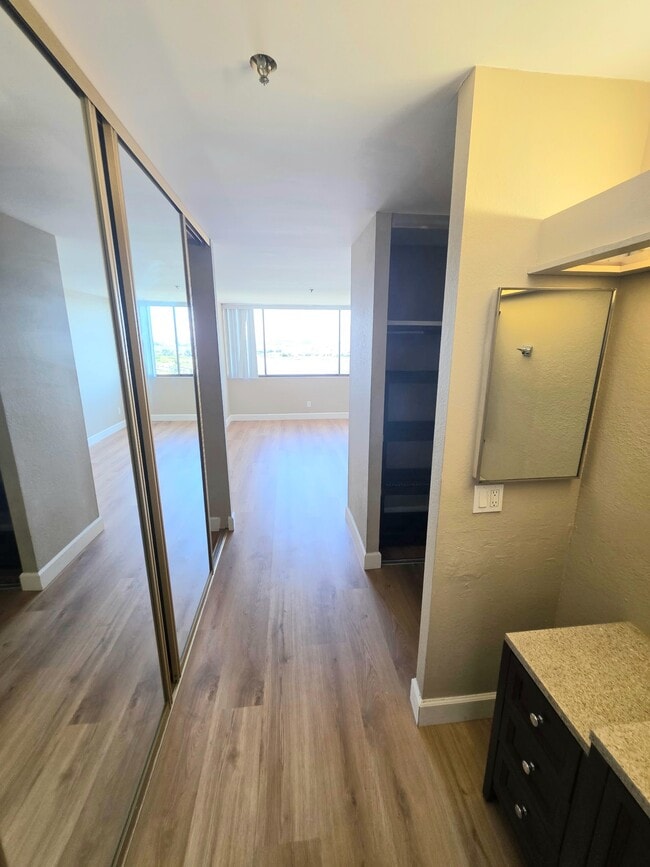 Building Photo - 555 Pierce St