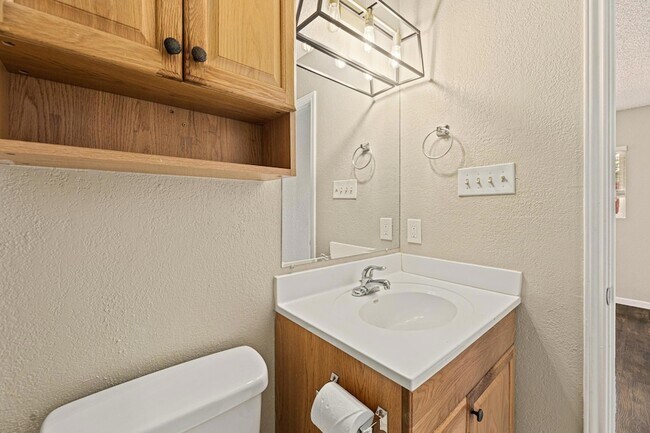 Building Photo - 906 Oleander Ln