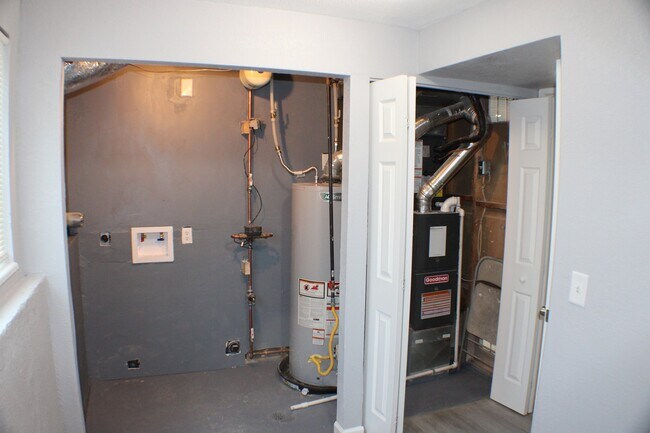 Building Photo - 2080 Poteae Cir