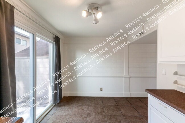 Building Photo - 935 N Venice Ave