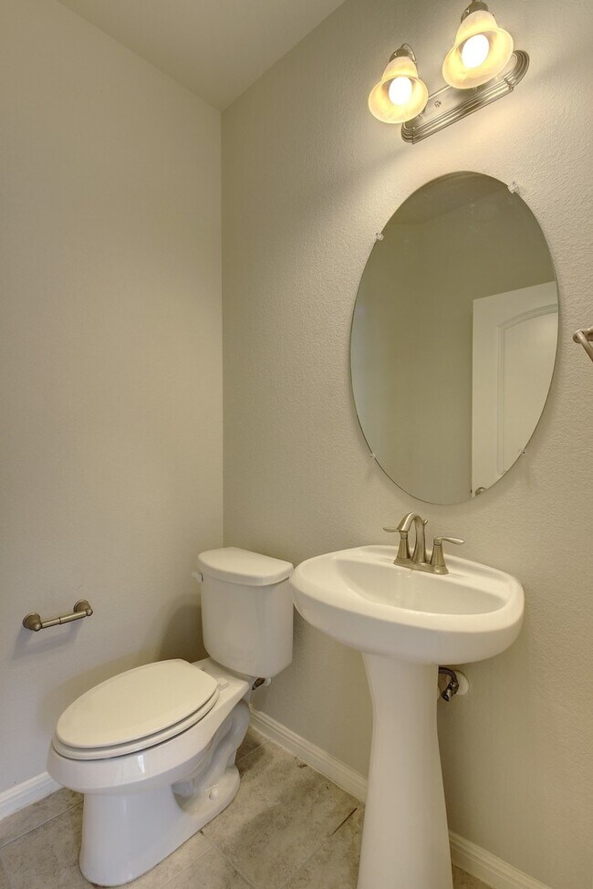 Building Photo - $1,000 off first month’s rent with a 2-year lease!