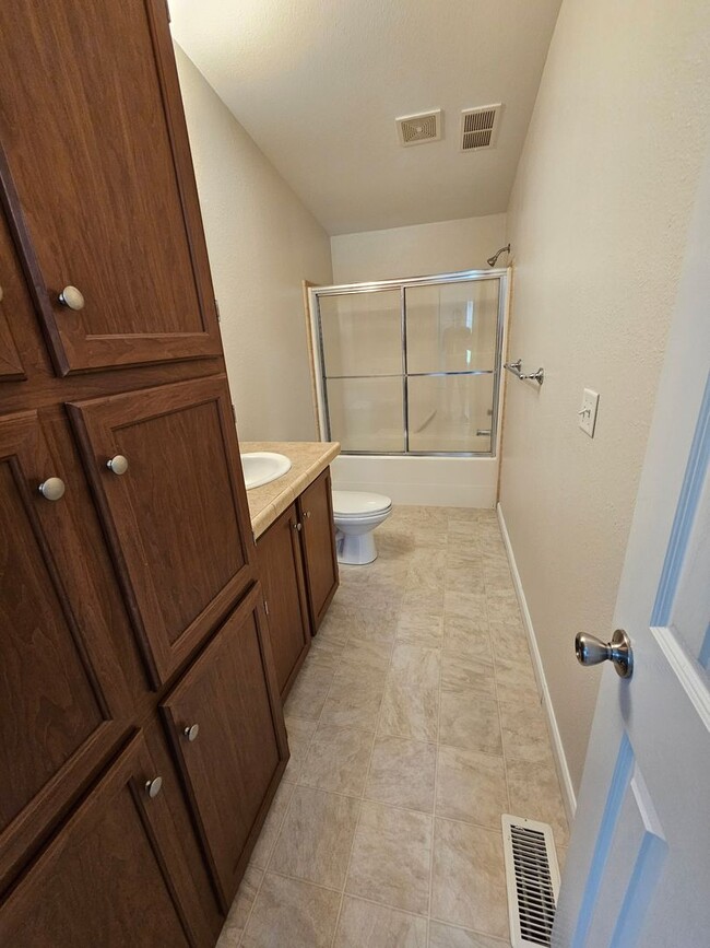 Building Photo - Peaceful Living – 3 Bedroom, 2 Bath Single-Family Home