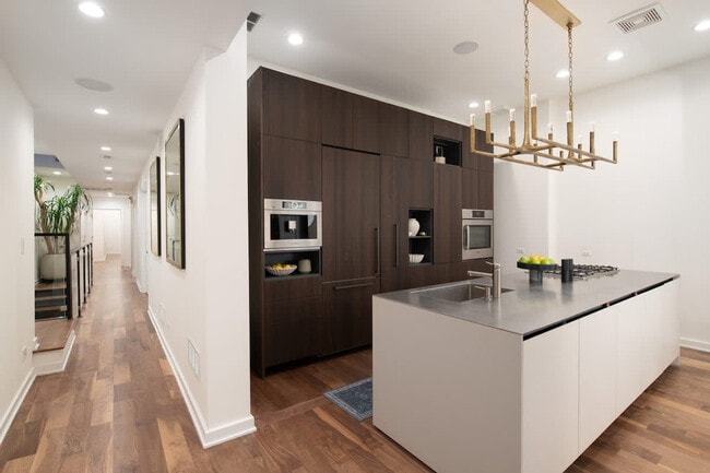 Building Photo - 22 E Elm St