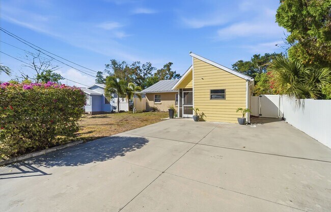 Building Photo - Charming Sarasota Retreat –4-Bedroom/3-Bathroom Modern Pool Home Near Everything!
