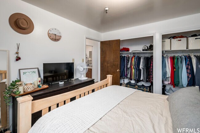Building Photo - Golden Ridge Apartments