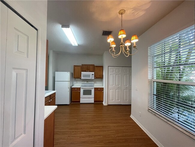 Building Photo - 865 10th Dr