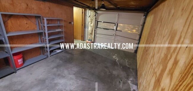 Building Photo - Spacious Shawnee Duplex-Available in SEPTE...