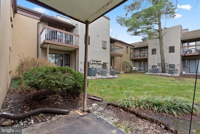 Building Photo - 211 James Ct