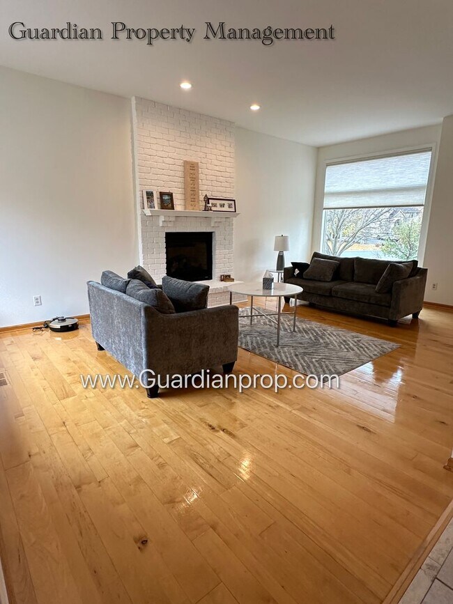 Building Photo - Well Maintained Prior Lake SFH, Large Deck, Fireplace, 2 Car Attached Garage