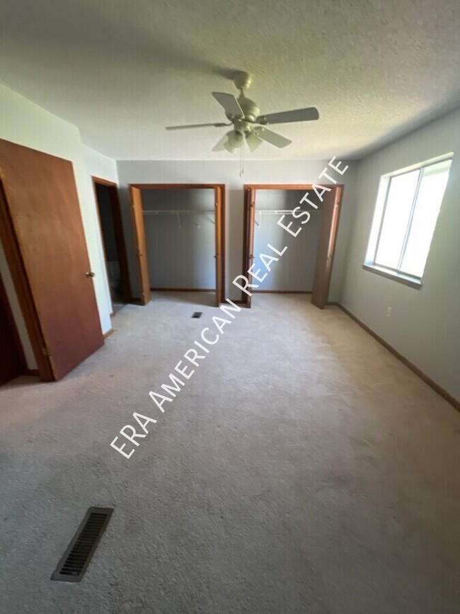 Building Photo - 2 bedroom townhome with fireplace!