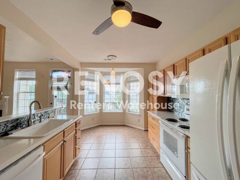 Building Photo - 5520 Summer Crescent