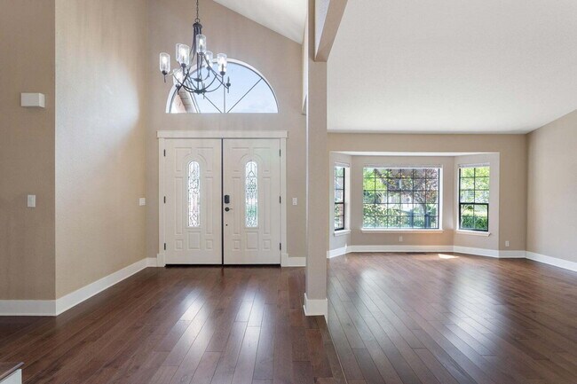 Building Photo - Gorgeous Executive Level Home 4 beds 3 baths close to hospitals and courthouse