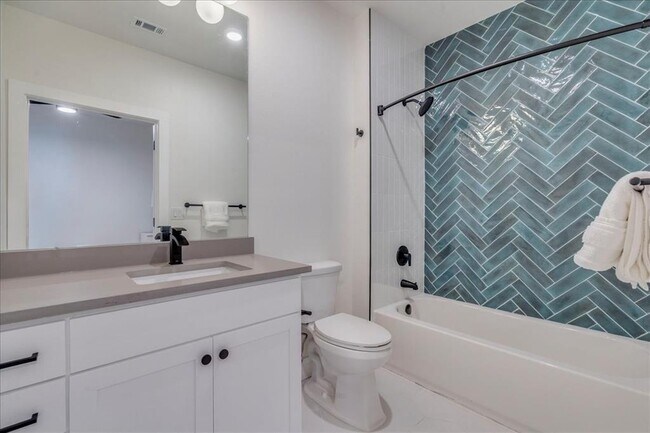 Building Photo - 3000 Duval St