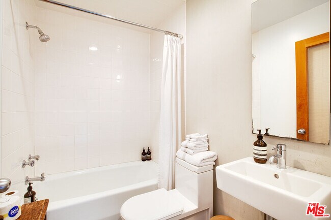 Building Photo - 757 1/2-757 1/2 Milwood Ave