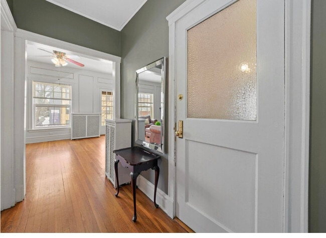 Building Photo - 1067 W Balmoral Ave