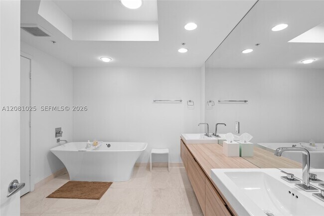 Building Photo - 17111 Biscayne Blvd