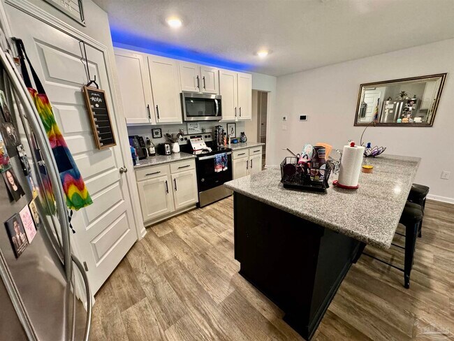 Building Photo - 5645 Guinevere Ln