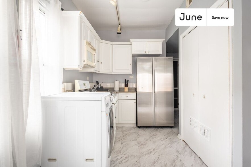 Building Photo - 2250 W North Ave