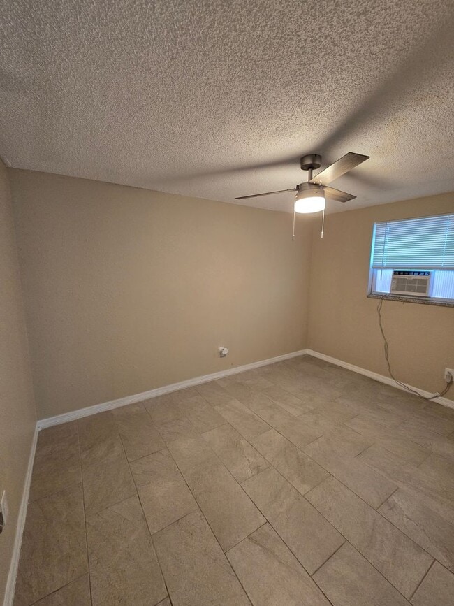 Building Photo - 2 BEDROOM 1 BATH NEAR USF