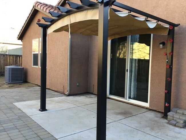 Building Photo - 3 Bedroom plus Den 2 Bath So. Reno Home
