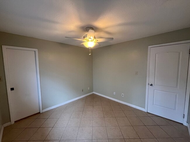 Building Photo - 1239 E Ridgewood St