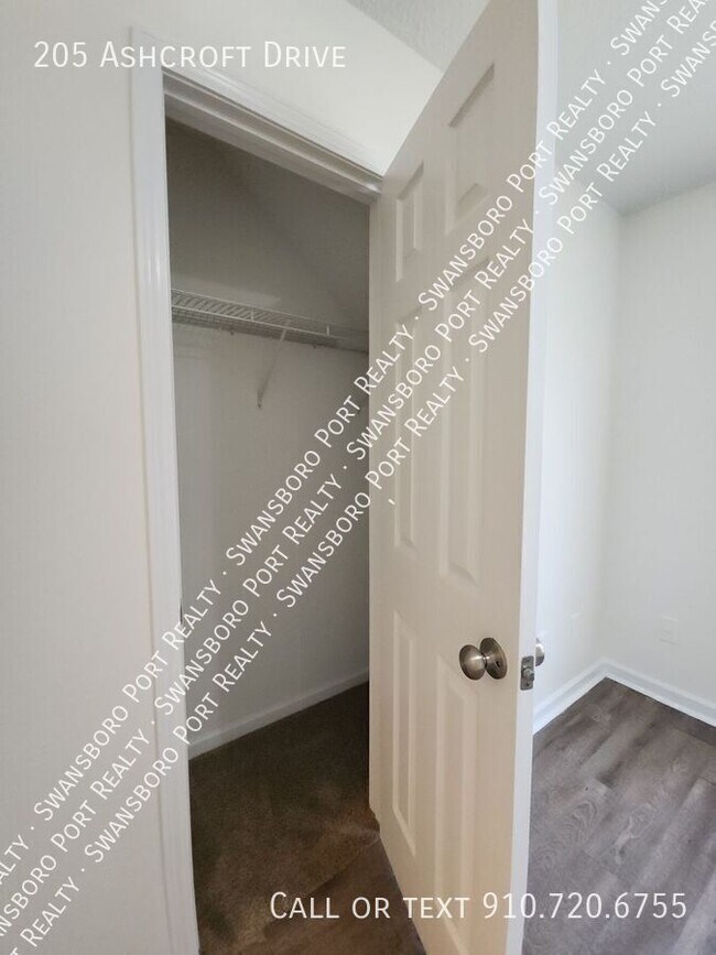 Building Photo - 205 Ashcroft Dr