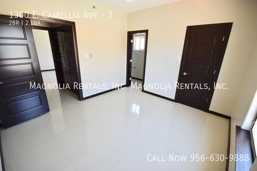 Building Photo - 1300 E Camellia Ave