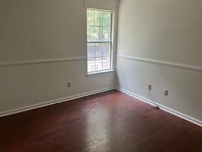 Building Photo - Available Now! MOVE IN SPECIAL HALF OFF FI...