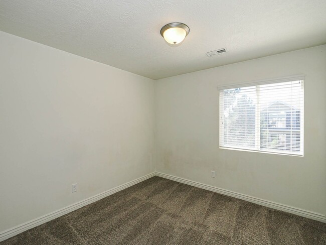 Building Photo - 3 Bedroom, 2 Bathroom Condo