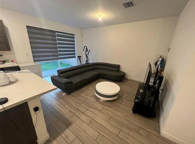 Building Photo - 1166 SE 23rd Ave