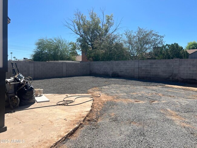 Building Photo - 4525 E Alta Vista Rd