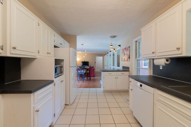 Building Photo - Furnished Midtown 4 Bedroom/2 Bath Home, C...