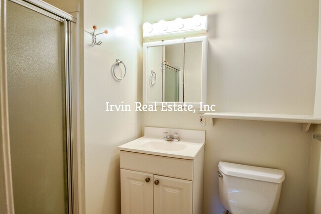 Building Photo - Nice 4 Bedroom Rancher