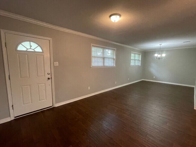 Building Photo - Broadmoor Gem! Come See Today!