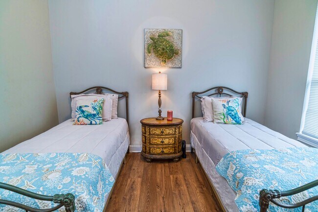 Building Photo - Spacious 4BR Retreat w/ Fenced Yard + Resort Amenities