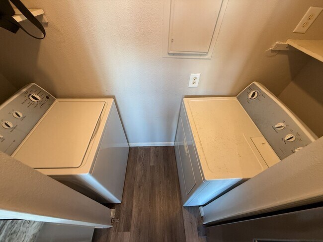 Building Photo - Completely renovated 2 bedroom 2 bath waterfront condo for rent near Pensacola Beach!