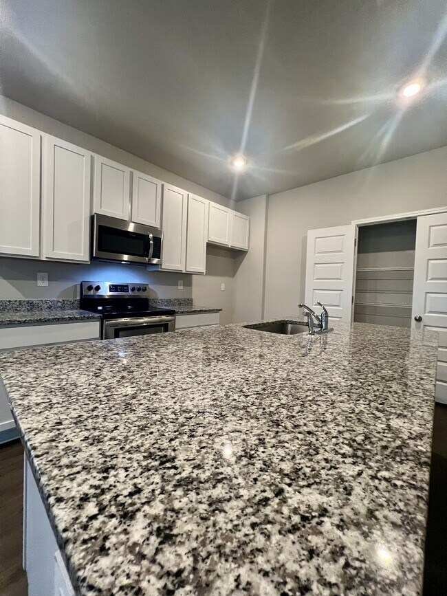 Building Photo - 596 Jennifer Wy