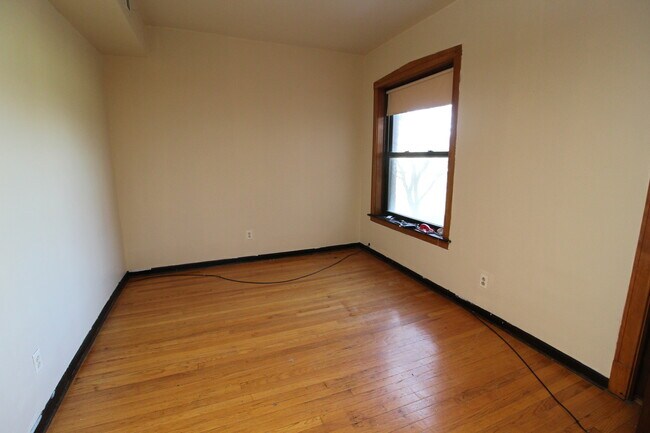 Building Photo - 1728 W Juneway Terrace