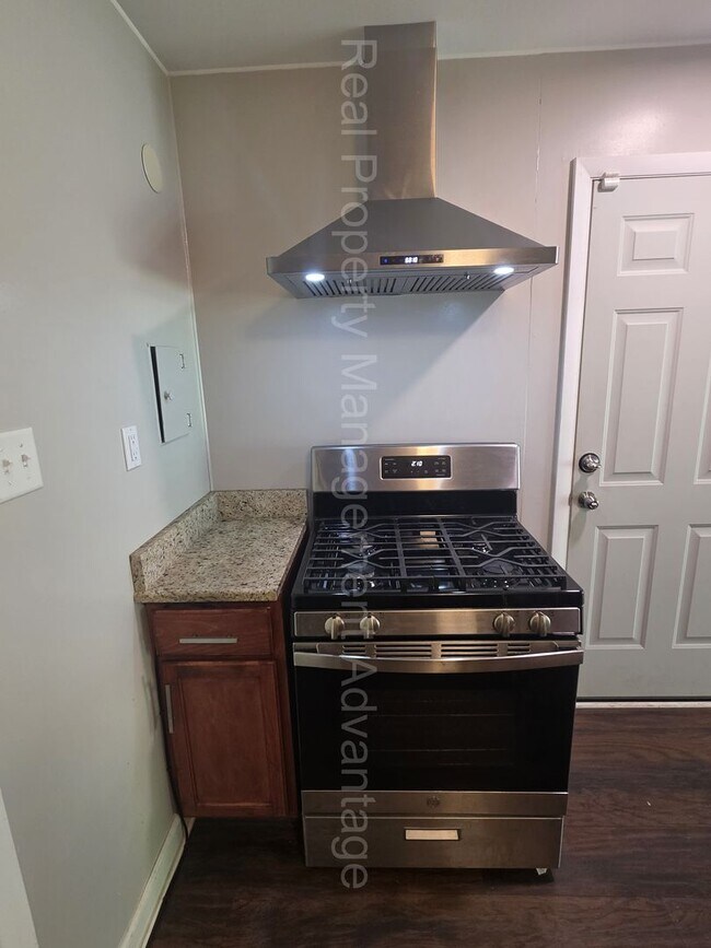 Building Photo - Updates Everywhere! 2/3 Bedrooms in Oak Park