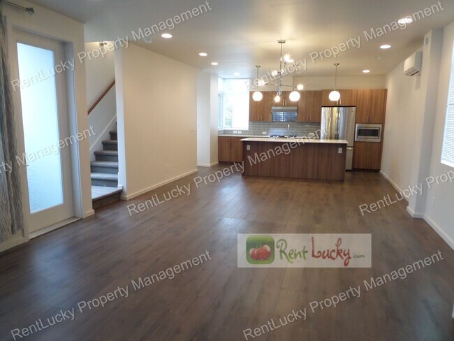 Building Photo - Stunning 4-Bedroom Newer Construction w/Huge VIEW Rooftop Deck in Fremont!!
